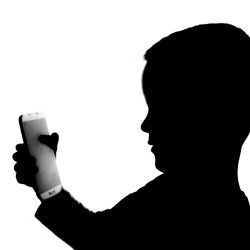 aplikasi memantau anak dari ponsel (pixabay.com/ PublicDomainPictures)